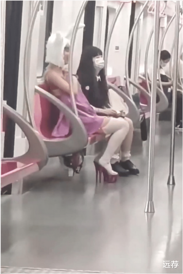女子在上海地铁衣着清凉,连续劈叉热舞!被批挑战公序良俗!
