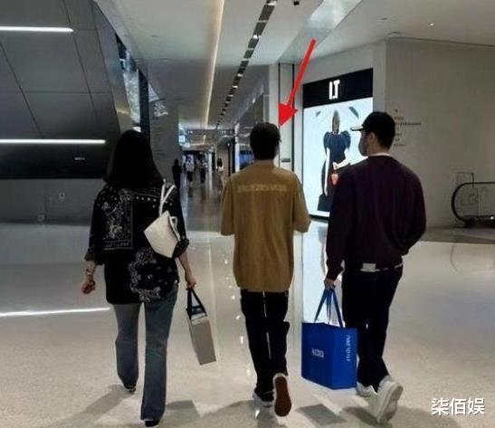 张智霖|张智霖一家吃日料,袁咏仪留老公同款造型,俩人神似龙凤胎分不清