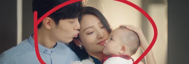 肖战|肖战成功“抱到娃”！动作温柔像奶爸，和女儿靠在一起演夫妻