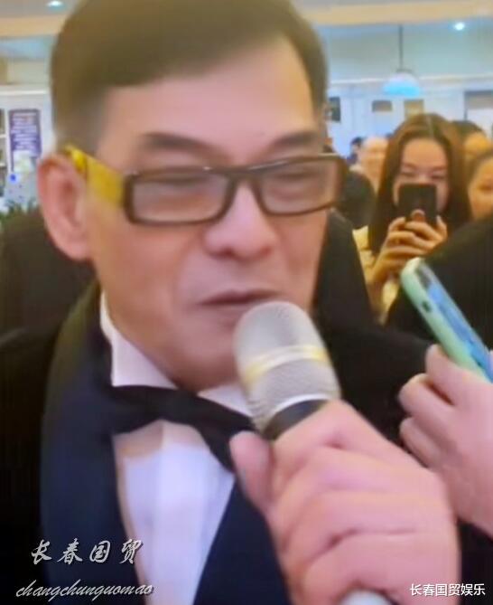 鸠摩智|还记得《天龙八部》中“鸠摩智”吗？68岁现身商演被赞接地气