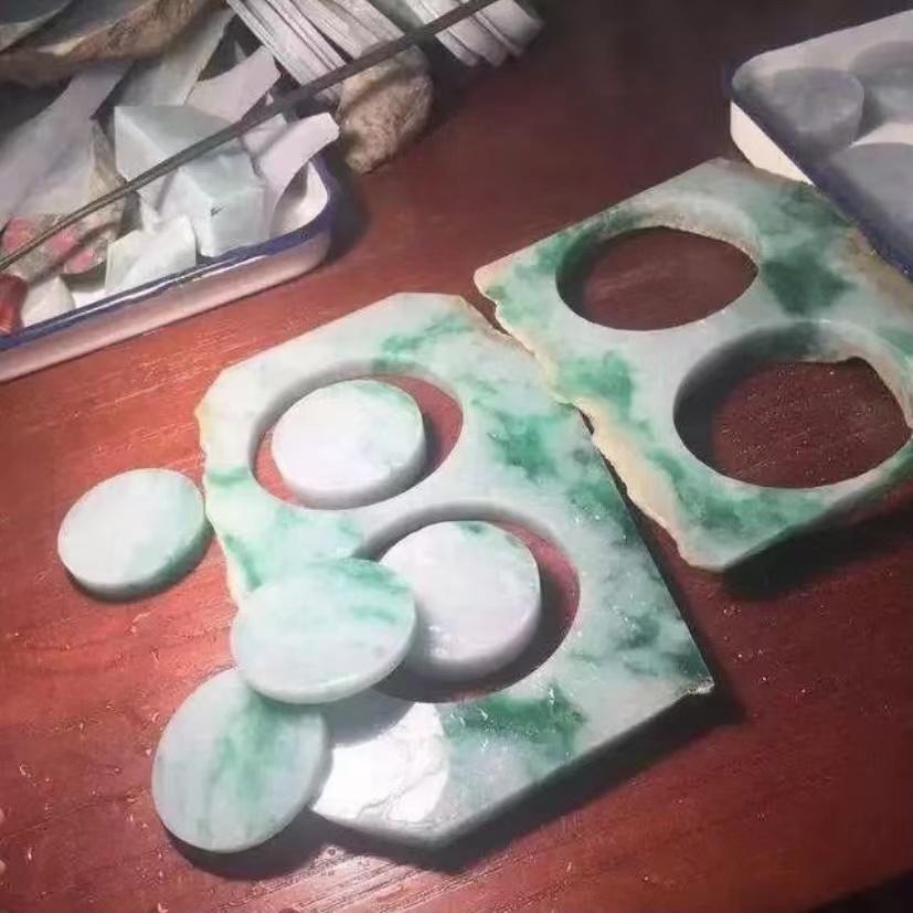 翡翠|4.8公斤重的阳绿飘花手镯料出货效果太辣眼