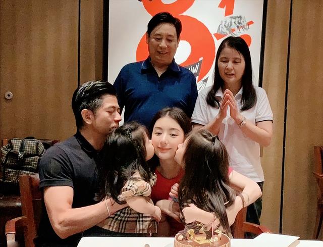 郭富城|郭富城带岳父岳母一家聚餐，网友怼脸拍摄惹怒天王！女儿眼神超萌