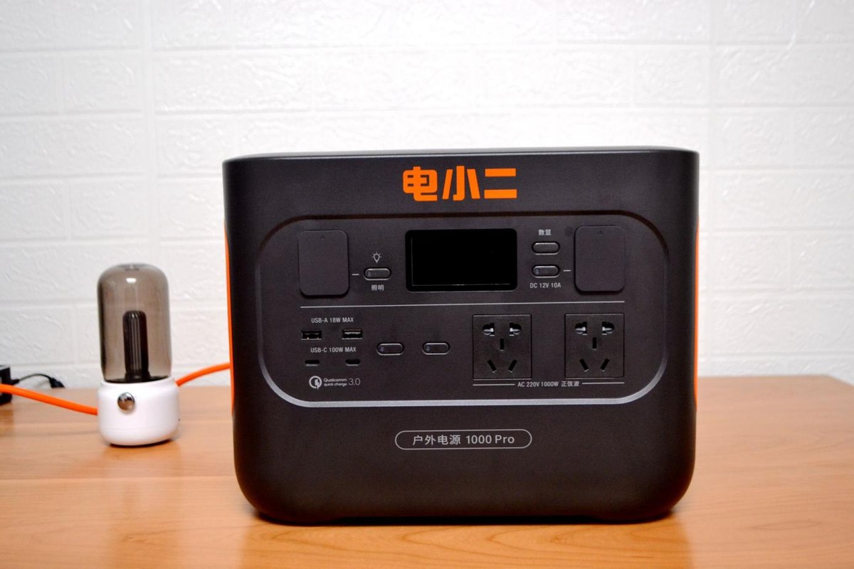 USB|支持220V市电，最快1.8h充满1度电！电小二户外电源1000Pro测评