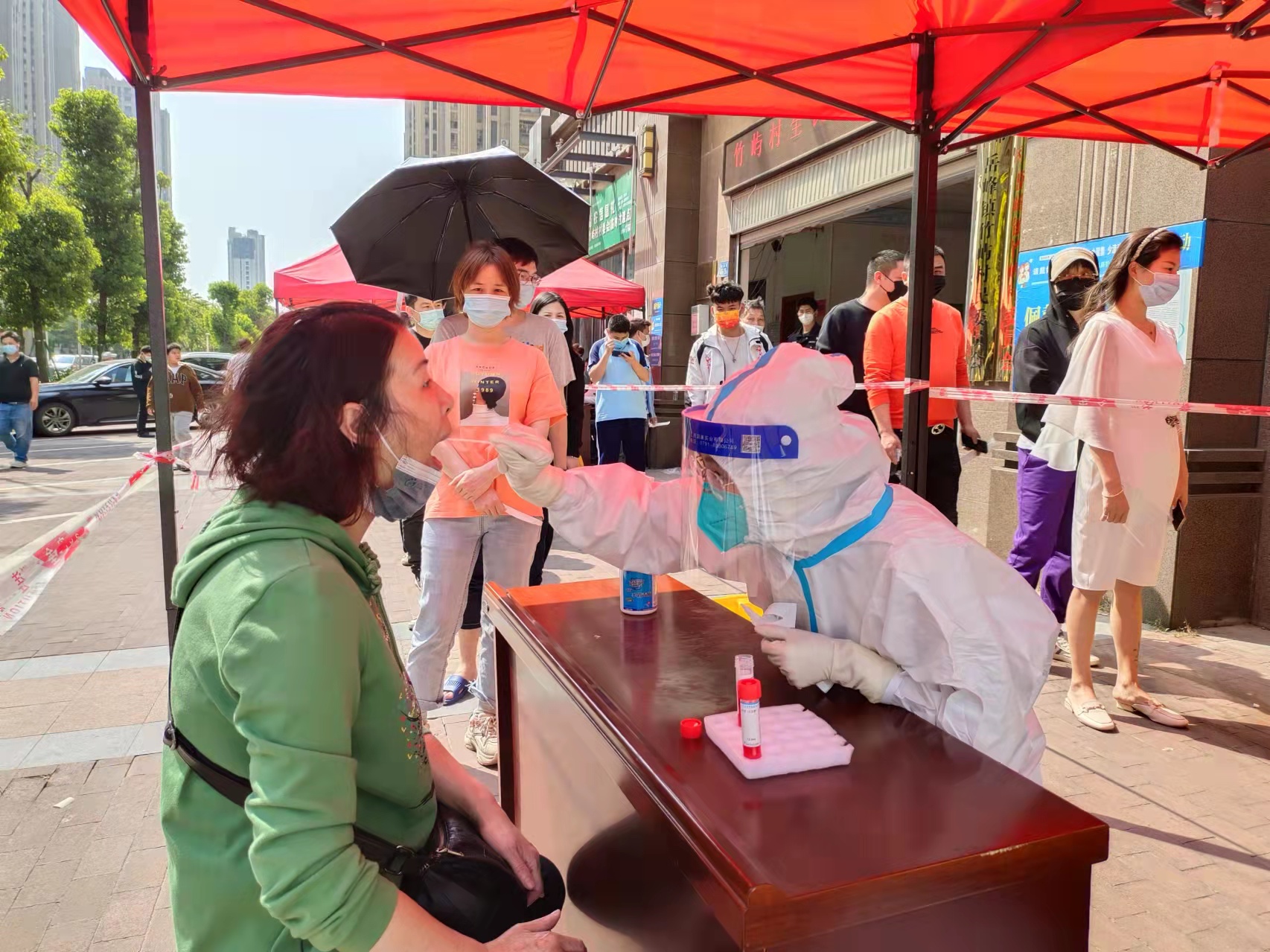 早8点到晚8点，医护人员是最美的风景线！