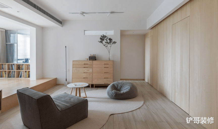 用实木打造极简空间，扭转采光微弱的缺陷，这才是年轻人该有的家