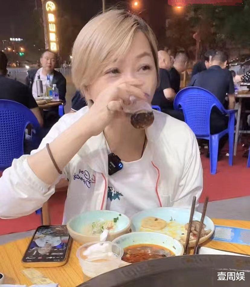 阿娇|55岁港星坐路边吃大排档,喝3元钱可乐接地气,大口吃菜真豪爽