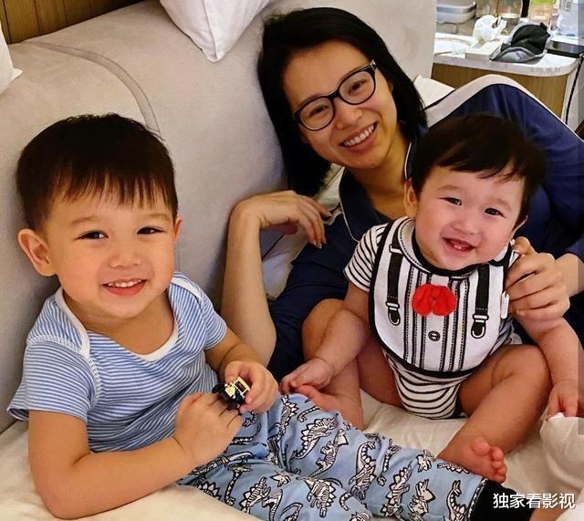 胡杏儿|42岁胡杏儿为老公庆生,嫁给爱情、5年生3子,却因白发惹眼被心疼