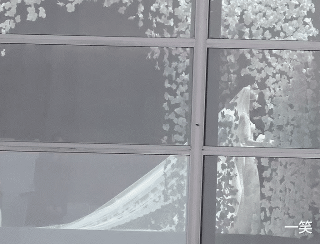 贝克汉姆|贝克汉姆23岁长子大婚，穿白色礼服致敬父母，婚宴上被女方立家规