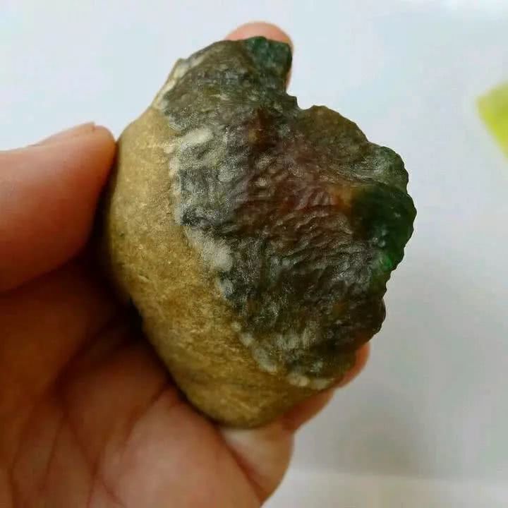 翡翠|2000买的翡翠原石，开出三彩翡翠，成品出来货主笑的合不拢嘴！