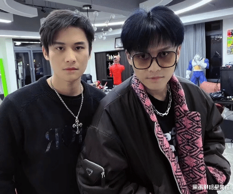 人物设定|照片事件后，小杨哥父亲致歉粉丝，小杨哥留言调侃：小黑飞棍来喽