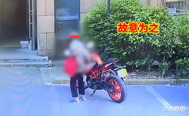 价值6万的摩托被老人推倒,拒绝道歉和赔偿,男子迫于压力搬离小区