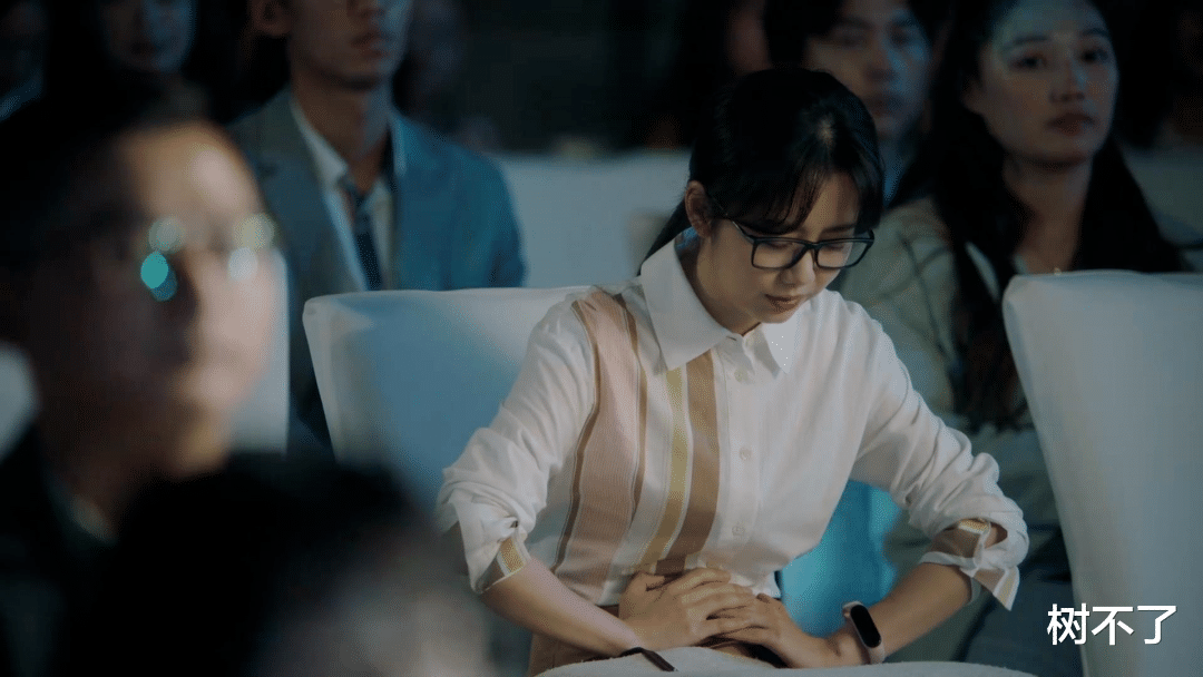 |倒追女助理，亲嘴被曝光了？