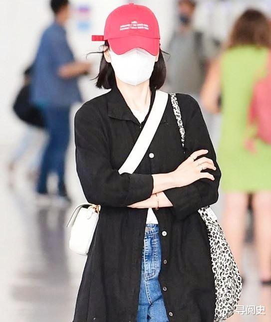 宋慧乔|宋慧乔一身黑衣飞往纽约工作,带上宠物RUBY陪伴异国生活!