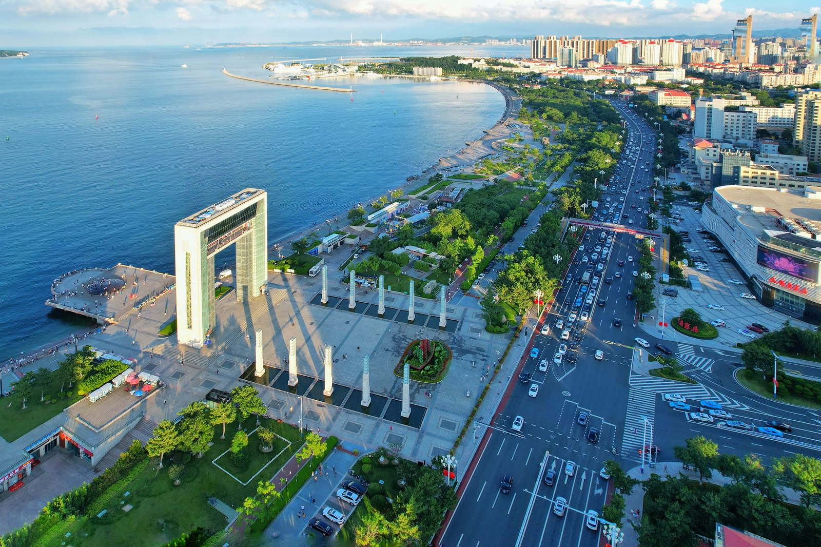 威海|威海幸福门“会当凌绝顶,一览众山小”。