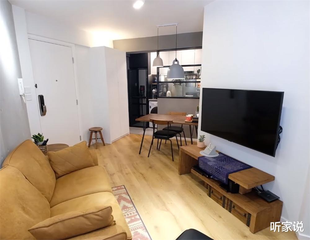 香港小夫妻买下36㎡蜗居,利用“钻石房”做斜客厅,两人住太爽了