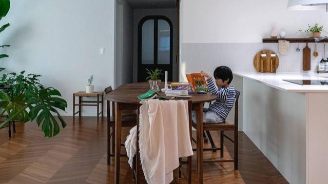 装修选择了“去客厅化”很有远见,只放一张桌子,119㎡显大显亮!