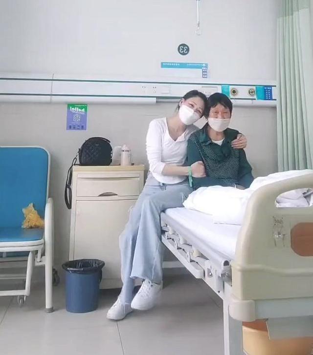 女子在病房内热舞庆祝母亲出院,病友:我认识你,你是“章子怡”