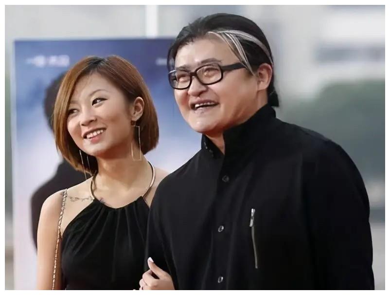 刘欢 刘欢罕见带女儿走红毯，女儿穿挂脖小黑裙留侧分短发，气质太出众