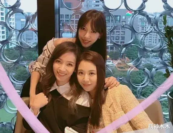 李靓蕾|王力宏李靓蕾好友集体不站队，黑人陈建州开心吃汉堡，侯佩岑晒包