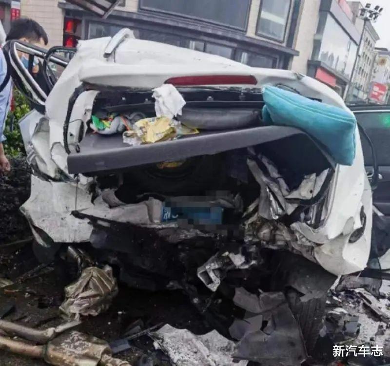 台州特斯拉高速追尾致前车乘员伤亡，鞭打损伤太强，汽车如何应对