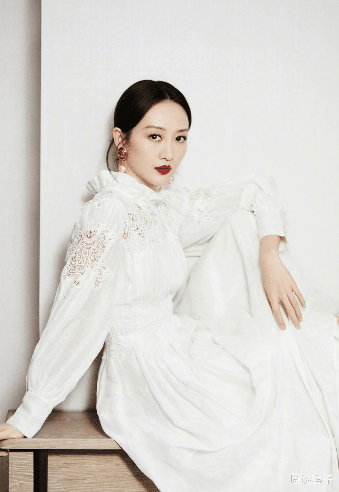 长裙 王鸥精致红唇美不胜收，穿宫廷风连衣裙优雅大气，身材高挑好亮眼