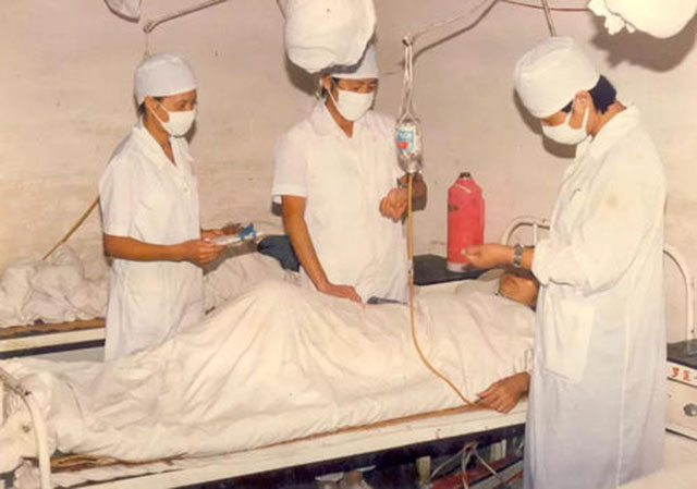 1999年小伙救一落水少女,拒少女一家报恩,后来却将这一家告了