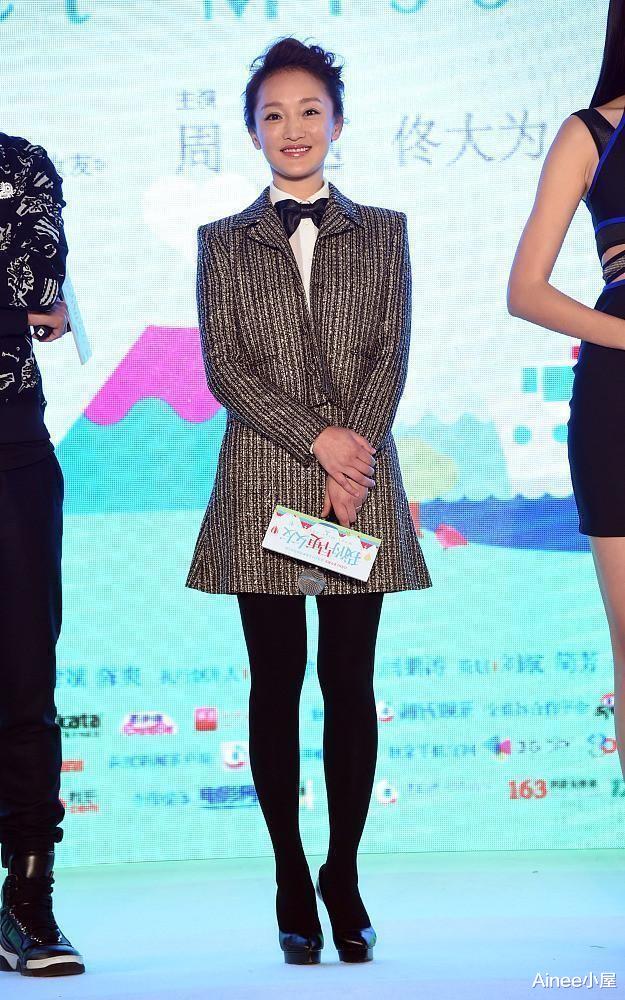 周迅|穿西装的周迅有中年气质了,配T恤阔腿裤率性大方,中性气息挺足