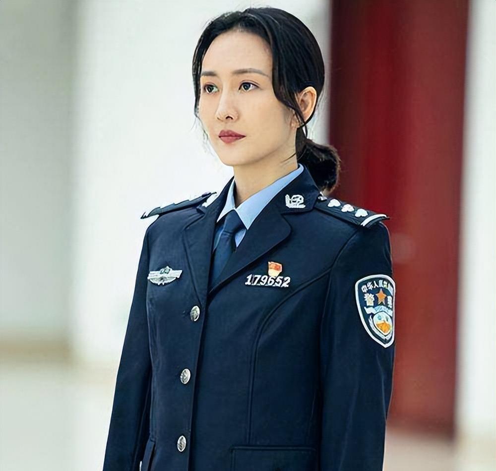 同样是“女警照”,把颜丙燕和杨幂等人放在一起看,差别就出来了