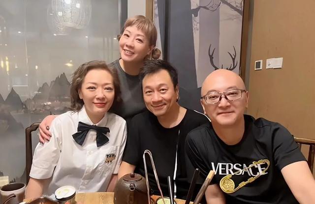 成龙|6位老牌港星来内地，成龙和内地网红合影，甄子丹到处旅游