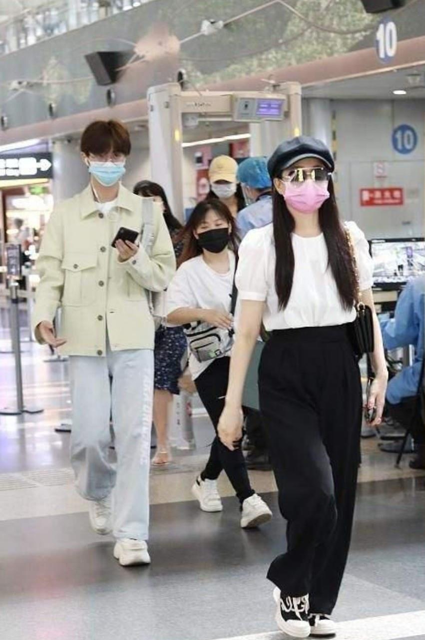 伊能静|伊能静儿子现身机场，都一米八了还穿内增高，长相似亲爸庾澄庆