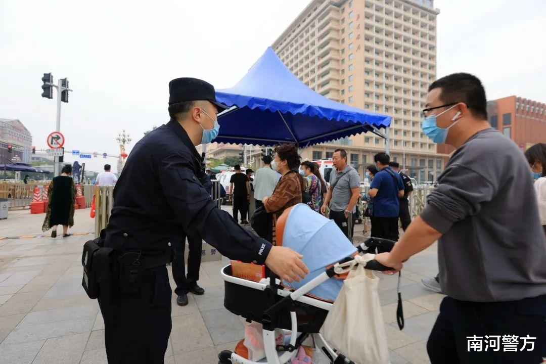 看!这是警察告白的样子~