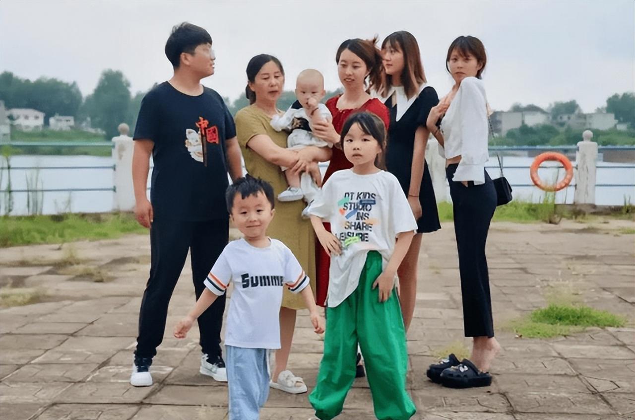 带货|人丁兴旺!田家岁月静好享受悠闲时光,田舅舅抖腿姚威吃面很惬意