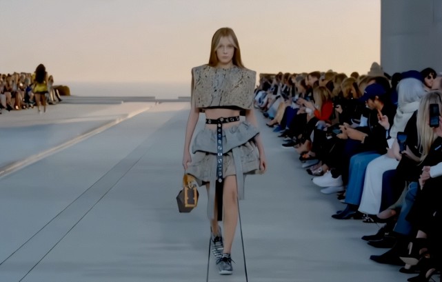 谷爱凌|谷爱凌走秀！史上最丑造型出炉，面无表情腿也短，女神形象尽毁