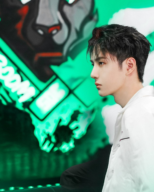 王一博|王一博《街舞5》路透曝光！暴露真实颜值，粉丝：梦回蓝毛时期！