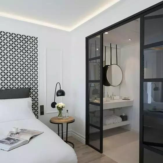 主卧带卫生间怎么装修?原来这样改造已成一种时尚,太漂亮了