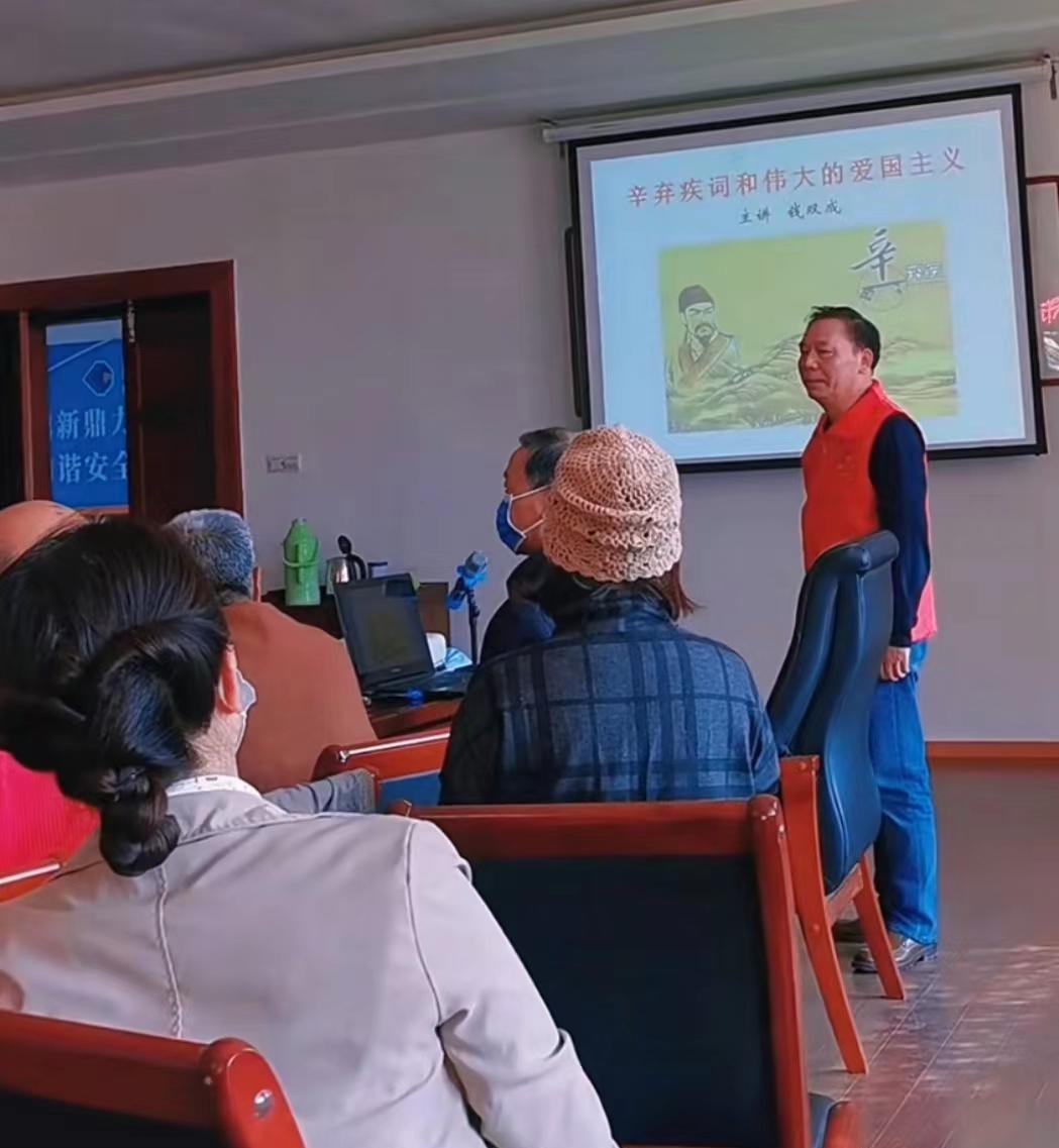 许敏|许敏近照曝光!白色风衣亮相公益讲座,端庄气质,再获网友好评