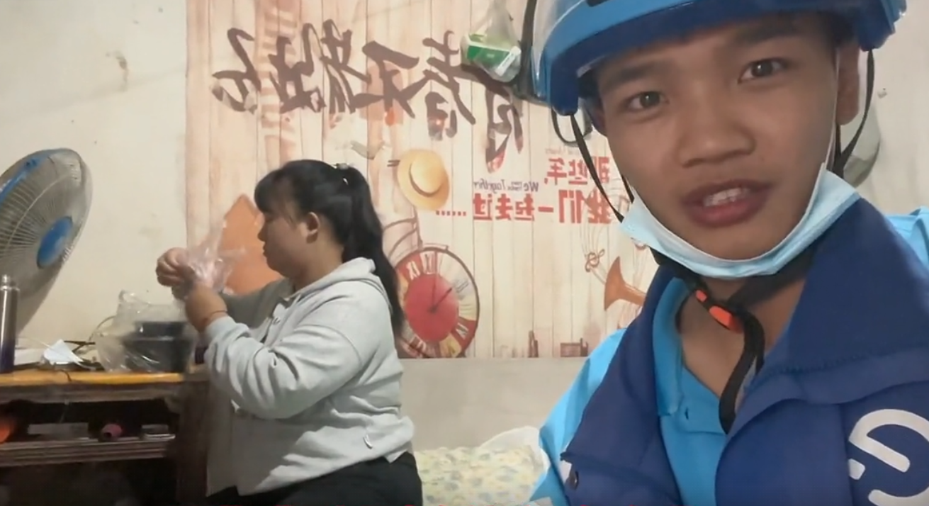 外卖小哥养一家五口,原因是老婆很懒?网友:挺会炒作的