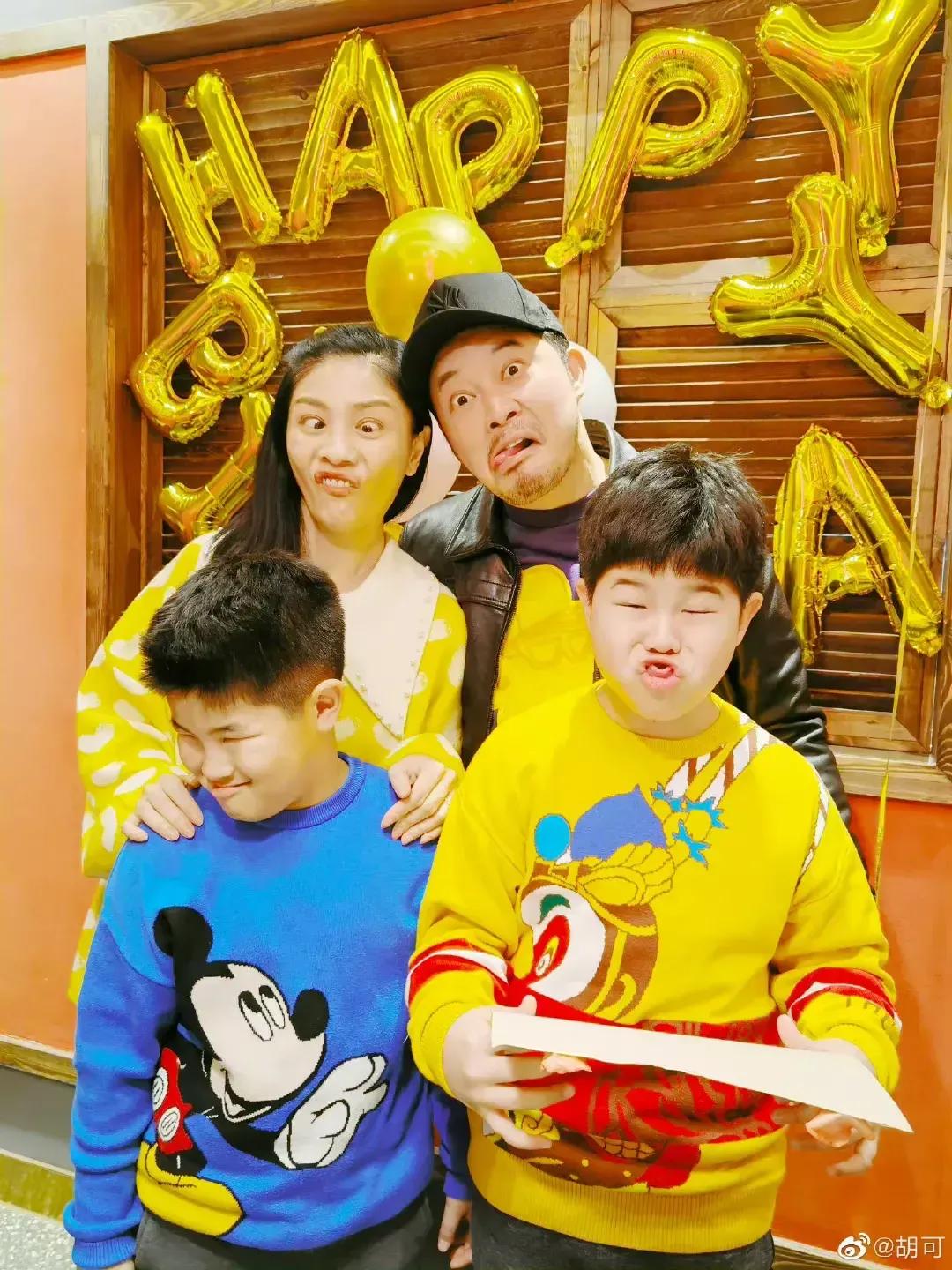 胡可|胡可晒与俩儿子自拍，吐槽孩子大了配合拍照不易，安吉小圆脸抢镜