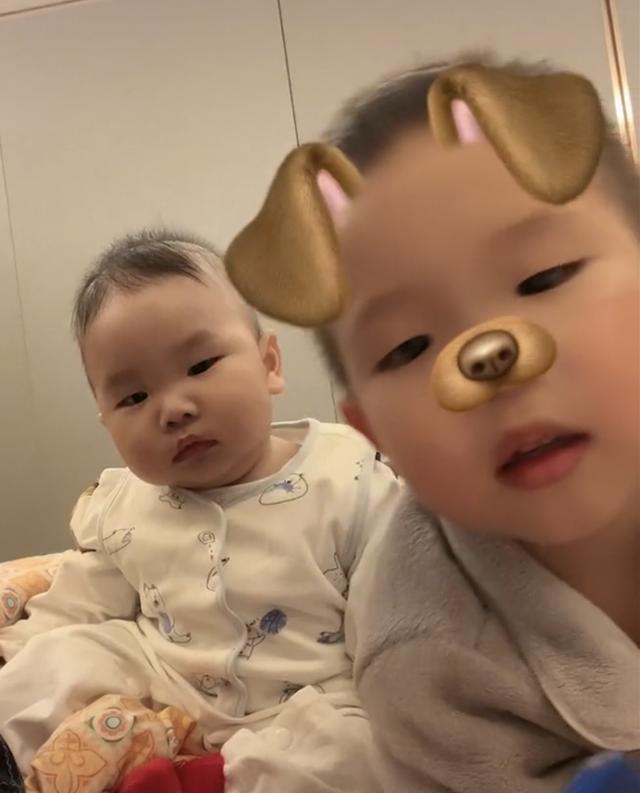 德云社|德云社烧饼晒娃,粉丝直呼饼哥基因强大,烧饼:厉害不厉害