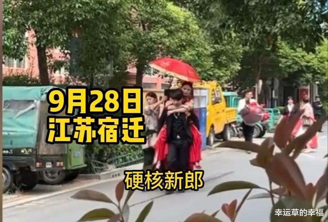 新郎与小区保安赌气徒步结婚,引网友吐槽活不起了