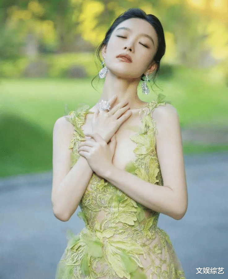 倪妮|倪妮穿绿色透视装参加金鸡奖,大秀曼妙的身姿,像极了一场时尚秀