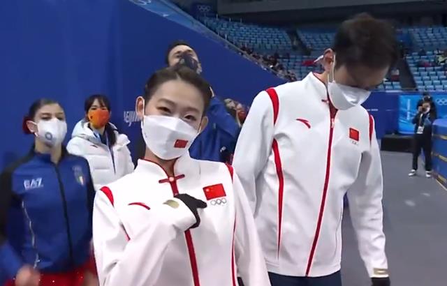 纽约|唯美演绎,中国队组合拿到高分,紧紧拥抱+比心,看台上欢呼不断