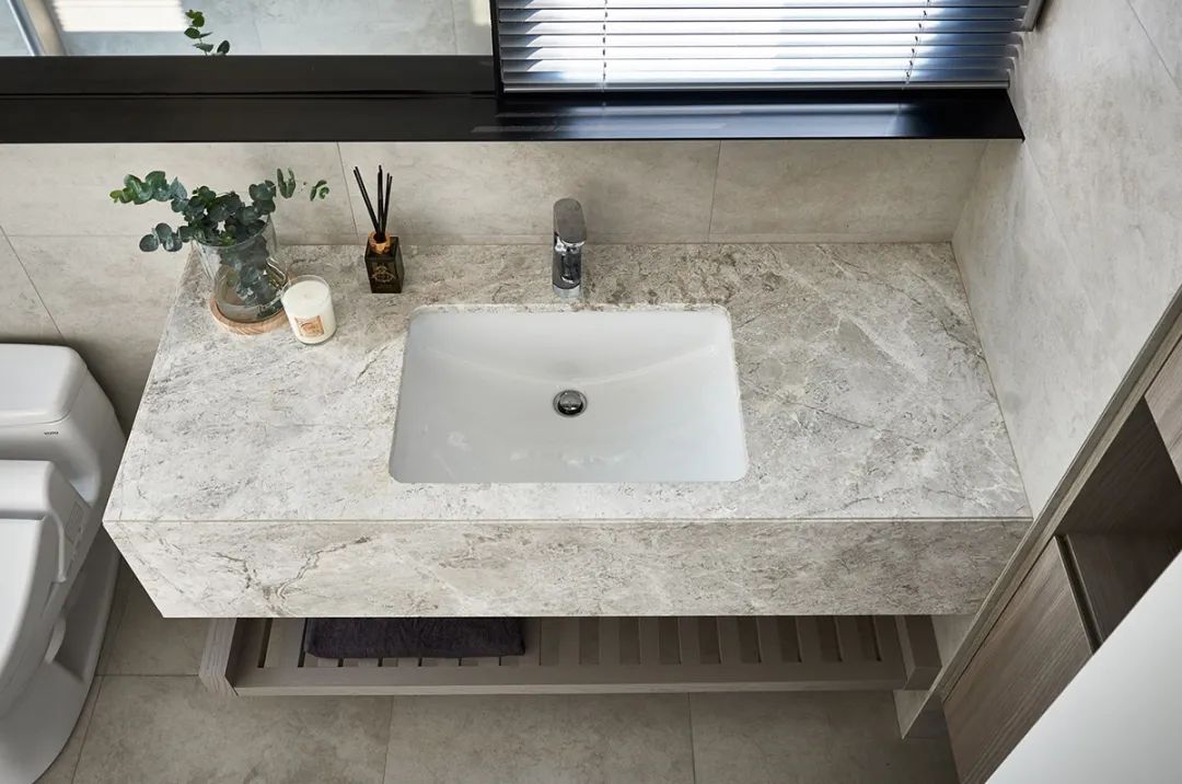 高级灰简约风装修,融入经典装修元素,三居室美翻了