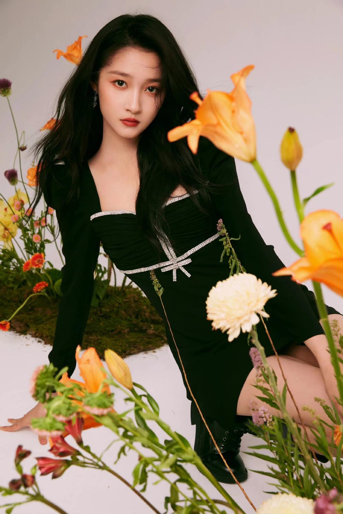 周芷若|关晓彤连登两家卫视晚会太牛了！穿抹胸裙造型封神，央视脸太惊艳