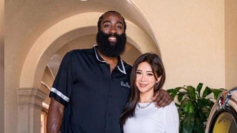 詹姆斯·哈登 肉眼可见的瘦！哈登与美女合影，减肥效果明显，火箭登重出江湖