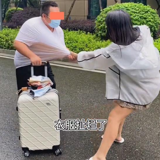 男子后悔当上门女婿要离开,妻子极力挽留,男子:衣服被你扯烂了