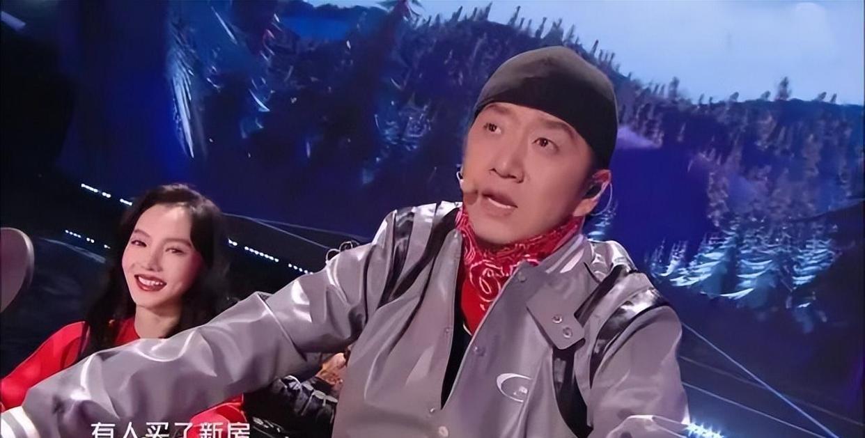 跨年晚会|王一博的赤脚、杨幂的香肩、赵露思的腮红……跨年如今显现鸡肋之味