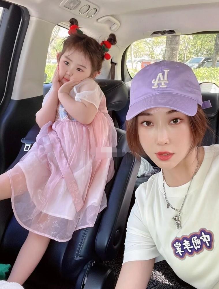 小姐姐|杜若溪被疑怀二胎,3岁女儿颜值太高似混血,严屹宽化身女儿奴