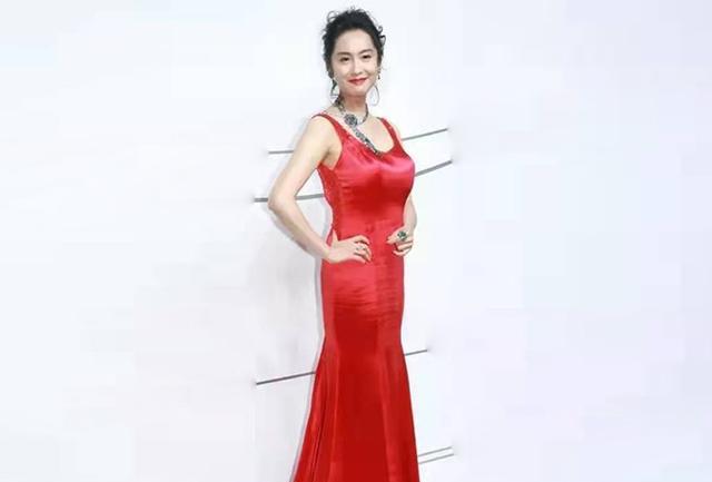 朱茵|朱茵穿圆领长裙亮相，“身形饱满”惹争议，被质疑修图了