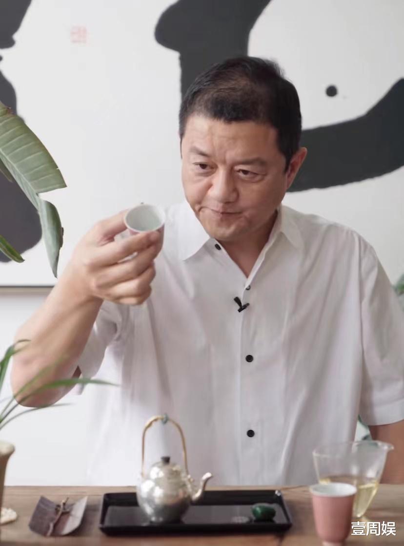 李亚鹏|50岁李亚鹏直播显憔悴，眼袋突出老态明显，网友要求关闭打赏！